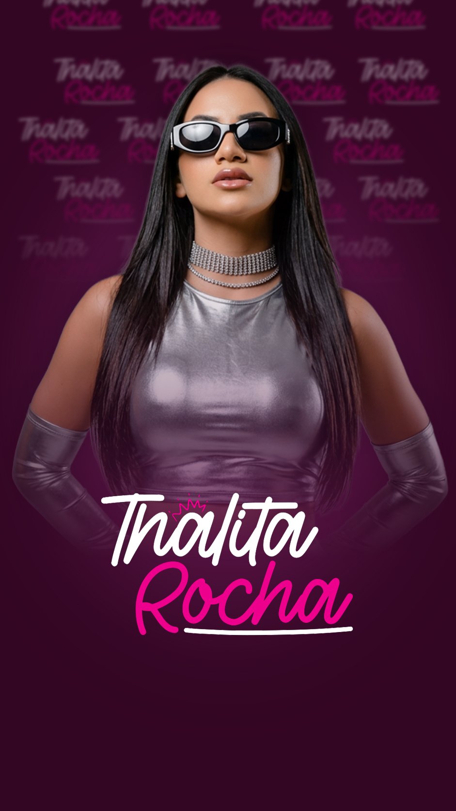 Thalita Rocha de óculos escuros e look metalizado, com a logo da artista