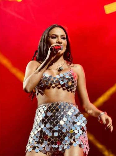 Thalita Rocha cantando no Carnaval de Parauapebas