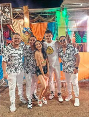 Thalita Rocha com Emerson Batista e banda