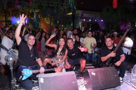 Thalita Rocha com a banda no Taji Gastrobar